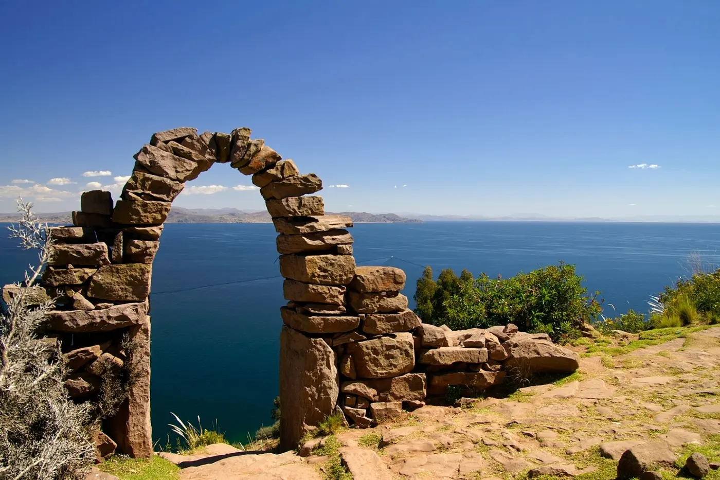 A stone arch above the water on Isla del Sol